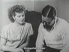 Порно пожестче Волосатые мальчик, проникая его новый друг (1950-х годов ретро)